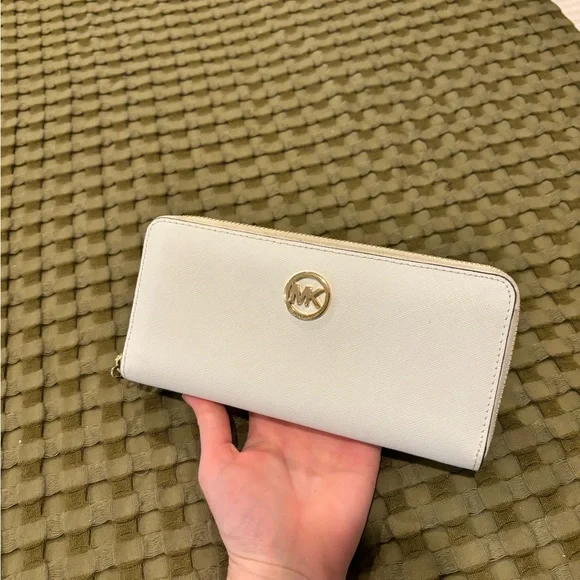 Michael Kors White and Gold Zip-Around Wallet - Picture 5 of 8